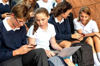 Děti mají stopku, realita je ale jiná. Australský zákaz sociálních sítí zatím příliš nefunguje